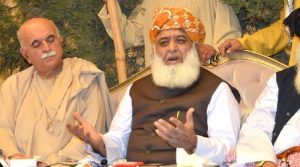 محمود اچکزئی کو ہٹا کر فضل الرحمان کو اپوزیشن اتحاد کا سربراہ بنائے جانے کا امکان