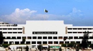 حکومت کی 28 ویں آئینی ترمیم لانے کی تردید، ایسی کوئی تجویز زیرغور نہیں: وفاقی وزیر