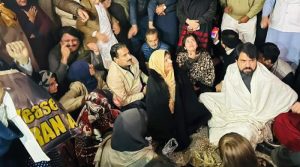 علیمہ خان نے عمران خان سے ملاقات کی اجازت نہ ملنے پر پھر اڈیالہ جیل کے قریب دھرنا دے دیا