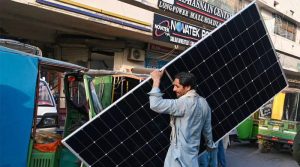 پاکستان میں حیران کن سولر انقلاب، بجلی کے نظام میں سولر 20 فیصد کے قریب پہنچ گیا