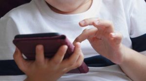 کراچی میں ڈاکوؤں نے 7 سالہ بچے کو موبائل فون نہ دینے پر گولی مار دی