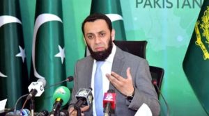 عمران خان کی بہنیں بھارتی چینلز پر ملک کو بدنام کر رہی ہیں، انہیں چلو بھر پانی میں ڈوب مرنا چاہیے: عطا تارڑ