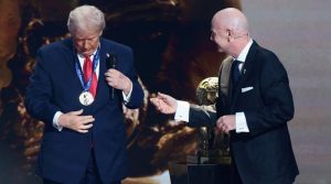 فیفا نے امریکی صدر ڈونلڈ ٹرمپ کو امن ایوارڈ سے نواز دیا