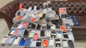 کسٹمز کی کراچی ٹول پلازہ کے قریب کارروائی، کروڑوں روپے مالیت کے اسمگل شدہ موبائل فون برآمد