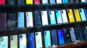 قومی اسمبلی کی کمیٹی برائے خزانہ کا اسمارٹ فونز پر عائد ٹیکس میں کمی کا مطالبہ