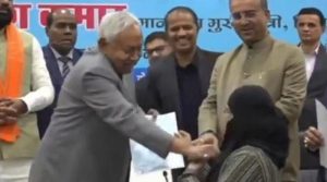 بھارتی ریاست بہار کے وزیراعلیٰ نے تقریب میں مسلمان خاتون کا نقاب کھینچ دیا