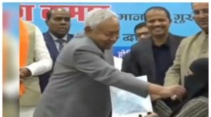 مسلم خاتون کا نقاب کھینچنے پر بہار کے وزیر اعلیٰ کیخلاف مقدمہ درج