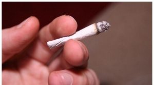 سگریٹ پیتے وقت شعلہ کپڑوں پر گرنے سے سگریٹ نوش شخص بری طرح جھلس گیا