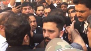 ضمانت کیلئے عدالت آنے والے یوٹیوبر رجب بٹ پر وکلا کا تشدد