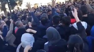 ایران میں جاری مظاہرے پر تشدد رنگ اختیار کرگئے، مظاہرین کے تشدد سے پیراملٹری فورس کا ایک اہلکار جاں بحق