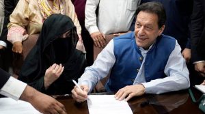 عمران خان سے ان کی اہلیہ بشریٰ بی بی کی ملاقات کروا دی گئی