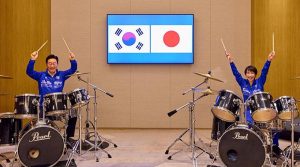 جاپان اور جنوبی کوریا کے درمیان ڈرم اسٹک ڈپلومیسی، دونوں ممالک کے سربراہان کی کے پاپ گانوں پر ڈرم پرفارمنس