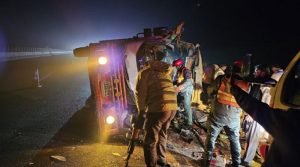 شدید دھند کے باعث ٹرک نہر میں گرگیا، 7 افراد جاں بحق، کئی زخمی