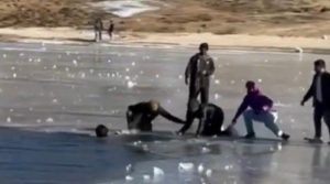 برف سے جمی جھیل کی سیر کو آنیوالے سیاح برف ٹوٹنے سے ڈوب گئے