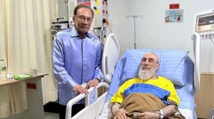 ملائیشیا کے وزیراعظم سابق افغان وزیراعظم گلبدین حکمت یار کی عیادت کیلئے اسپتال پہنچ گئے