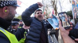 لندن میں ایرانی سفارتخانےکے باہر احتجاج کرنے والے متعدد افرادگرفتار