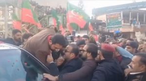 حویلیاں کے قریب وزیر اعلیٰ خیبر پختونخوا کے قافلےکوبلدیاتی نمائندوں نے روک لیا