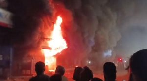 ایم اے جناح روڈ پرگل پلازہ میں آگ لگ گئی،7 افراد زخمی،کئی افرادکے پھنسے ہونےکی اطلاع