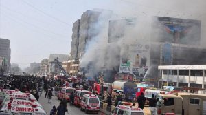 کراچی:گل پلازہ میں لگی آگ کئی گھنٹوں بعد بھی بےقابو، 6 افراد جاں بحق، تقریباً 60 افراد لاپتہ