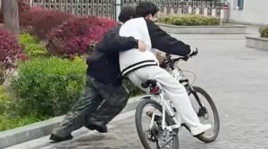 سائیکل چلانے کی تربیت دیکر 2 سال میں لاکھوں روپے کمانے والا نوجوان