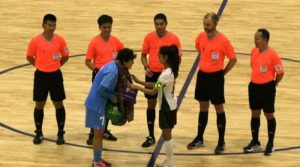 پاک بھارت میچ سے قبل پاکستانی کپتان نے بھارتی کپتان کو اجرک پیش کی