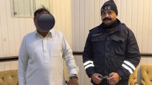 پولیس اہلکار کی ’بسم اللہ‘ پڑھ کر رشوت لینے کی ویڈیو وائرل، اہلکار گرفتار