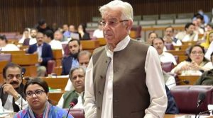 پی ٹی آئی سے مذاکرات میں سنجیدہ ہیں مگر یہ چار پانچ زبانیں بولتے ہیں ہم کس پر اعتبار کریں: خواجہ آصف