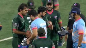 ڈبل وکٹ میچ میں پاکستان نے بھارت کو شکست دیدی، پلیئرز نے ہاتھ بھی ملائے