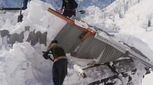 گھر پر برفانی تودہ گرنے سے 9 افراد جاں بحق، ایک بچہ زخمی