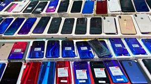 استعمال شدہ موبائل فونز کی کسٹم ویلیو پر نظر ثانی، 4 بڑے برانڈز کے 62 ماڈلز سستے ہوں گے