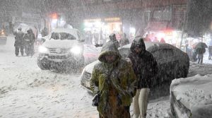 مری میں شدید برفباری کے باعث رابطہ سڑکیں برف سے ڈھک گئیں، سیاحوں کا داخلہ بند