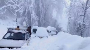 ملک کے بالائی علاقوں میں شدید برفباری سے مکانات گر گئے، رابطہ سڑکیں بند،گاڑیاں پھنس گئیں