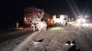 مہران ہائی وے پر گاڑی اور ٹرک میں تصادم، بچوں سمیت 8 افراد جاں بحق