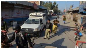 پولیس موبائل پردہشتگردوں کا حملہ، جوابی کارروائی میں 2 دہشتگرد ہلاک