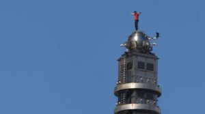 وہ شخص جس نے دنیا کی بلند ترین عمارتوں میں سے ایک کو رسیوں کے بغیر سر کرلیا