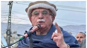 اچکزئی صاحب بھی کہاں پھنس گئے!