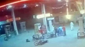 ڈاکو پیٹرول پمپ کے کیشیئر سے 33 لاکھ روپے چھین کر فرار ہوگئے