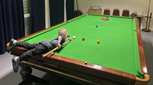 2 سالہ بچے نے اسنوکر کھیلنے کے 2 عالمی ریکارڈ اپنے نام کرلیے