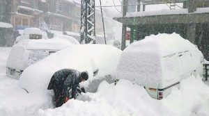ملک کے بالائی علاقوں میں برفباری سے رابطہ سڑکیں تاحال بند، خوراک اور ایندھن کی قلت