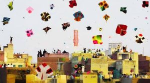 لاہور بسنت فیسٹیول، راتوں کی پتنگ بازی کیلئے شہری سرچ لائٹس کی خریداری میں مصروف