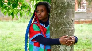 ایک خاتون نے درخت کو 72 گھنٹے تک گلے لگانے کا عالمی ریکارڈ اپنے نام کرلیا