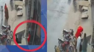 کمسن بچی سیوریج نالے میں گرگئی