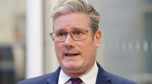 ایپسٹین فائلز میں تصویر سامنے آنے پر وزیراعظم کا سابق شہزادے سے گواہی دینے کا مطالبہ