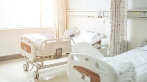 7 سالہ بچی نے امراض قلب کے شکار والد کا اسپتال میں تنہا خیال رکھ کر لاکھوں دلوں کو پگھلا دیا