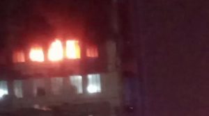 کراچی کی صدر موبائل مارکیٹ میں آگ لگ گئی، کچھ لوگوں کے پھنسے ہونے کی اطلاع