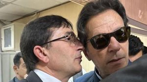 بشریٰ بی بی نے بتایا ڈاکٹروں نے پروسیجر تجویزکیا ورنہ عمران خان کی آنکھ ضائع ہونےکا خدشہ تھا: بیرسٹرگوہر