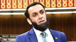 عمران خان کا ماہرینِ امراضِ چشم ایک خصوصی طبی ادارے میں علاج کریں گے: عطا تارڑ