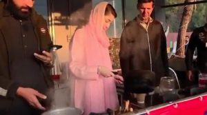 وزیراعلیٰ مریم نواز نے مری ایکسپریس وے پر چائے کے ڈھابے پر رک کر خود چائے بنائی، ویڈیو وائرل