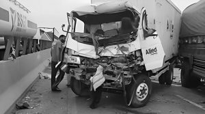 ایم 9 موٹروے پر وین اور متعدد گاڑیوں کی ٹکر، خاتون سمیت 4 افراد جاں بحق