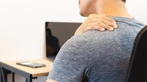 وہ عام عادت جو گردن یا سر درد کا شکار بنا دیتی ہے